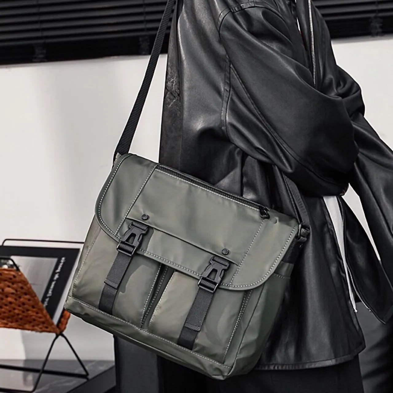 Classic Messenger Bag with Anti-Theft Pocket Large Crossbody Bag Vintage Shoulder Bag Waterproof Purse Travel Essentials