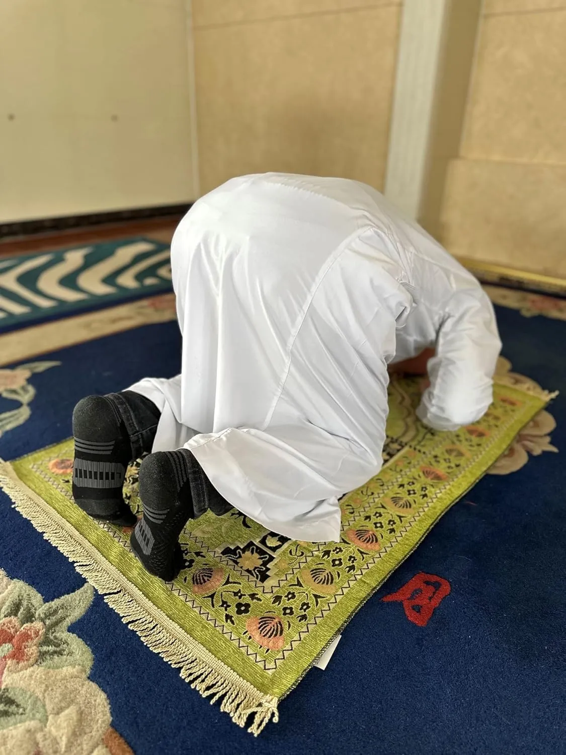 Muslim Travel Prayer Rug Sajadah Elegant Design Islamic Travel hajj or Ramadan Gifts, Prayer Portable Cushion Bag Set (Yellow)