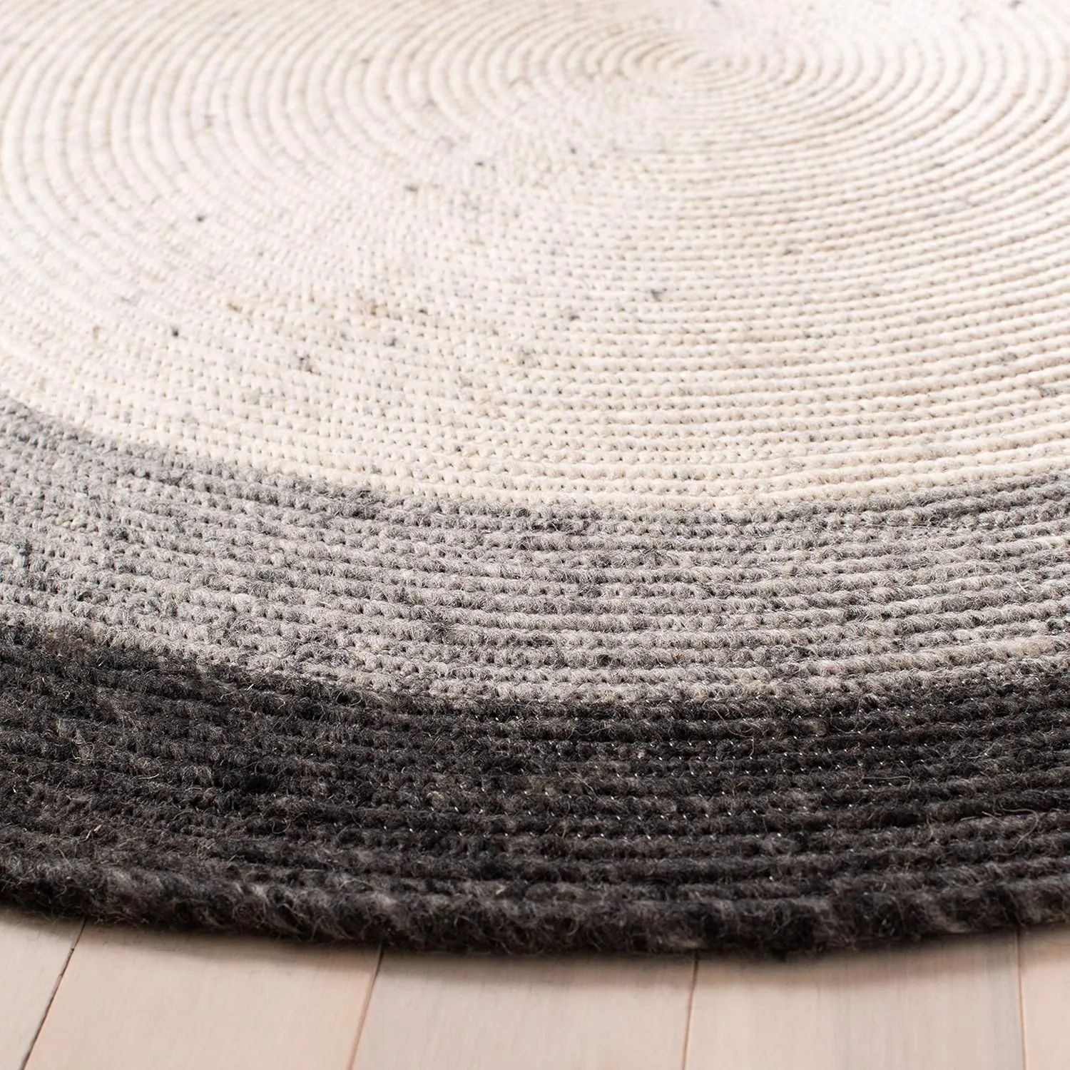 SAFAVIEH Braided Collection 4' Round Grey/Ivory BRD903A Handmade Country Cottage Reversible Wool Entryway Foyer Living Room Bedroom Kitchen Area Rug