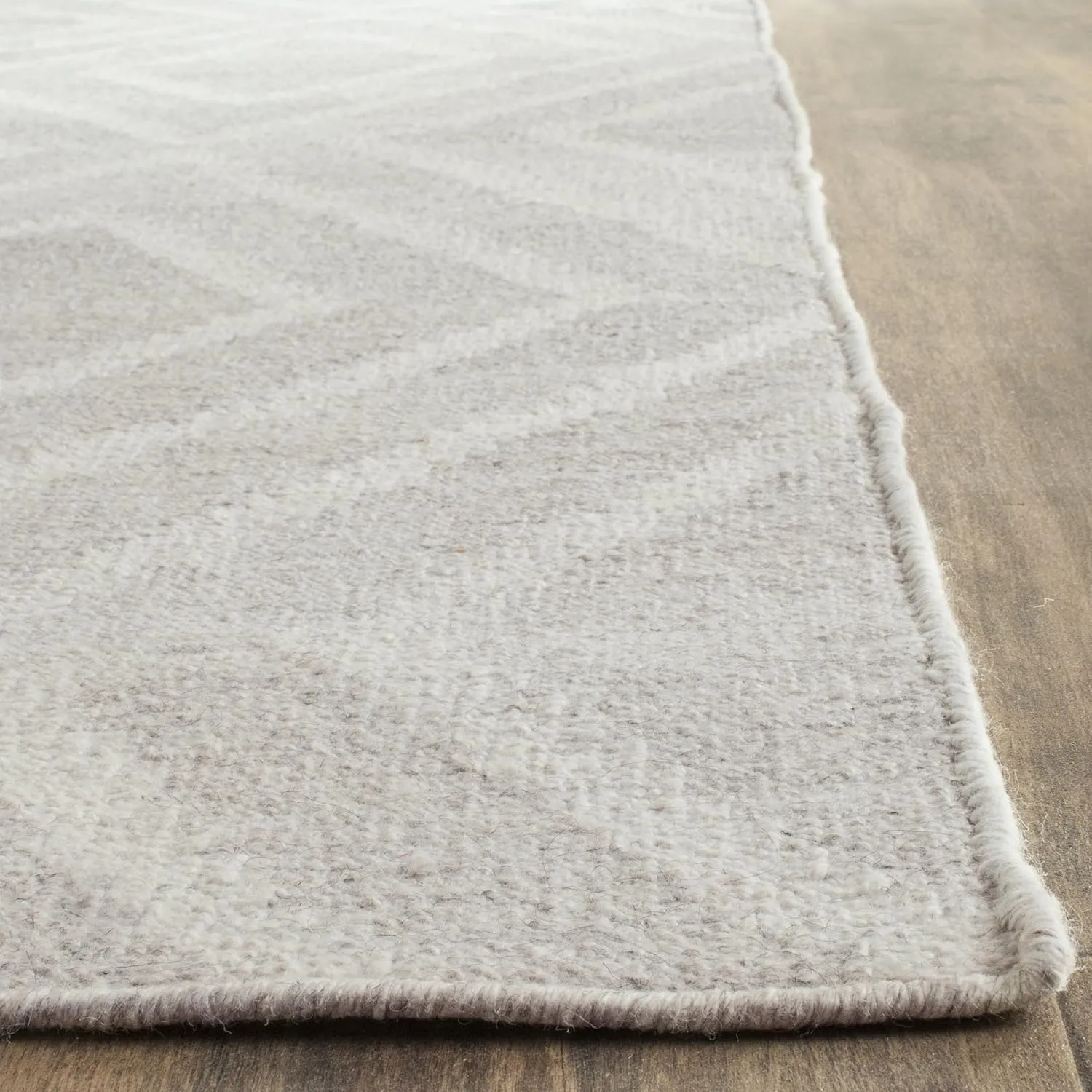 SAFAVIEH Kilim Collection Area Rug - 5' x 8', Ivory & Ivory, Handmade Moroccan Viscose, Ideal for High Traffic Areas in Living Room, Bedroom (KLM516B)
