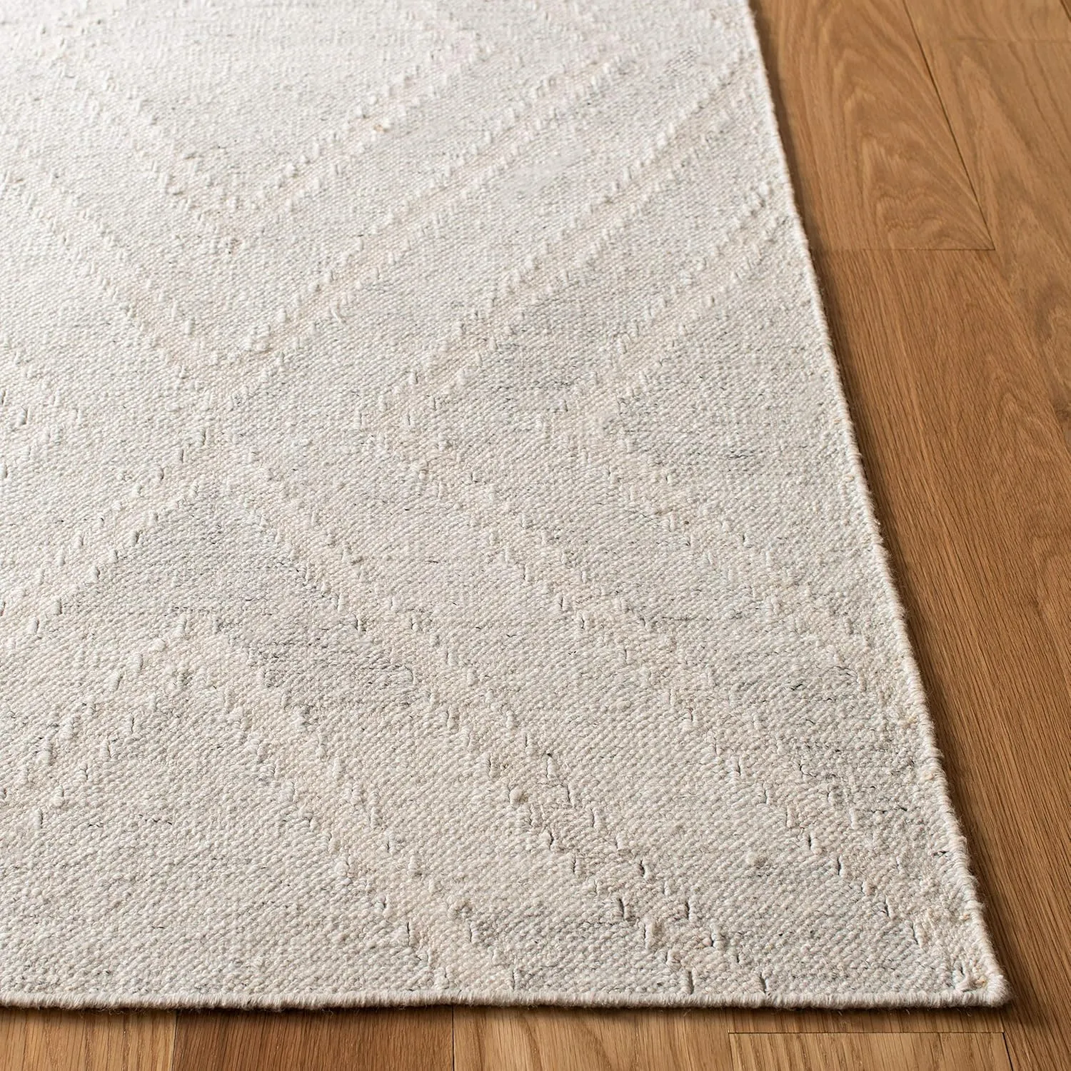 SAFAVIEH Kilim Collection Area Rug - 5' x 8', Ivory & Ivory, Handmade Moroccan Viscose, Ideal for High Traffic Areas in Living Room, Bedroom (KLM516B)