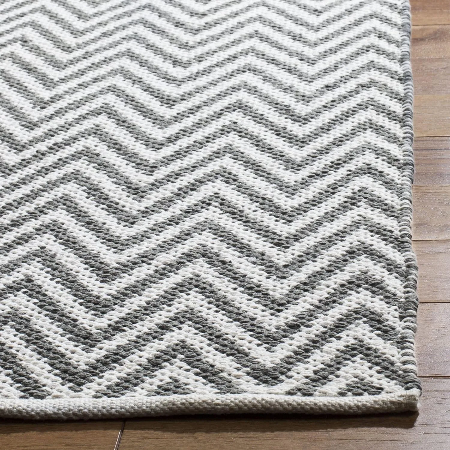 SAFAVIEH Montauk Collection Accent Rug - 3' x 5', Grey & Ivory, Handmade Chevron Cotton, Ideal for High Traffic Areas in Entryway, Living Room, Bedroom (MTK812A)