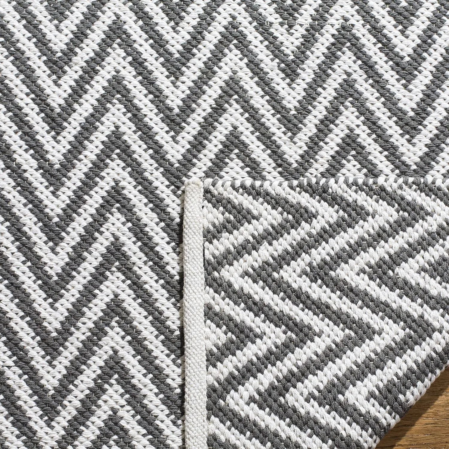 SAFAVIEH Montauk Collection Accent Rug - 3' x 5', Grey & Ivory, Handmade Chevron Cotton, Ideal for High Traffic Areas in Entryway, Living Room, Bedroom (MTK812A)