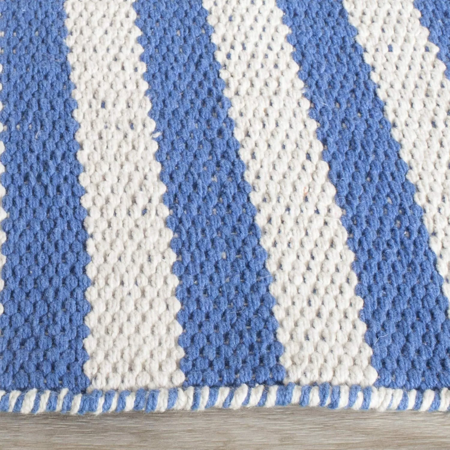 SAFAVIEH Montauk Collection Area Rug - 9' x 12', Ivory & Blue, Handmade Stripe Cotton, Ideal for High Traffic Areas in Living Room, Bedroom (MTK715C)