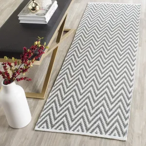 SAFAVIEH Montauk Collection Runner Rug - 2'3" x 7', Grey & Ivory, Handmade Chevron Cotton, Ideal for High Traffic Areas in Living Room, Bedroom (MTK812A)