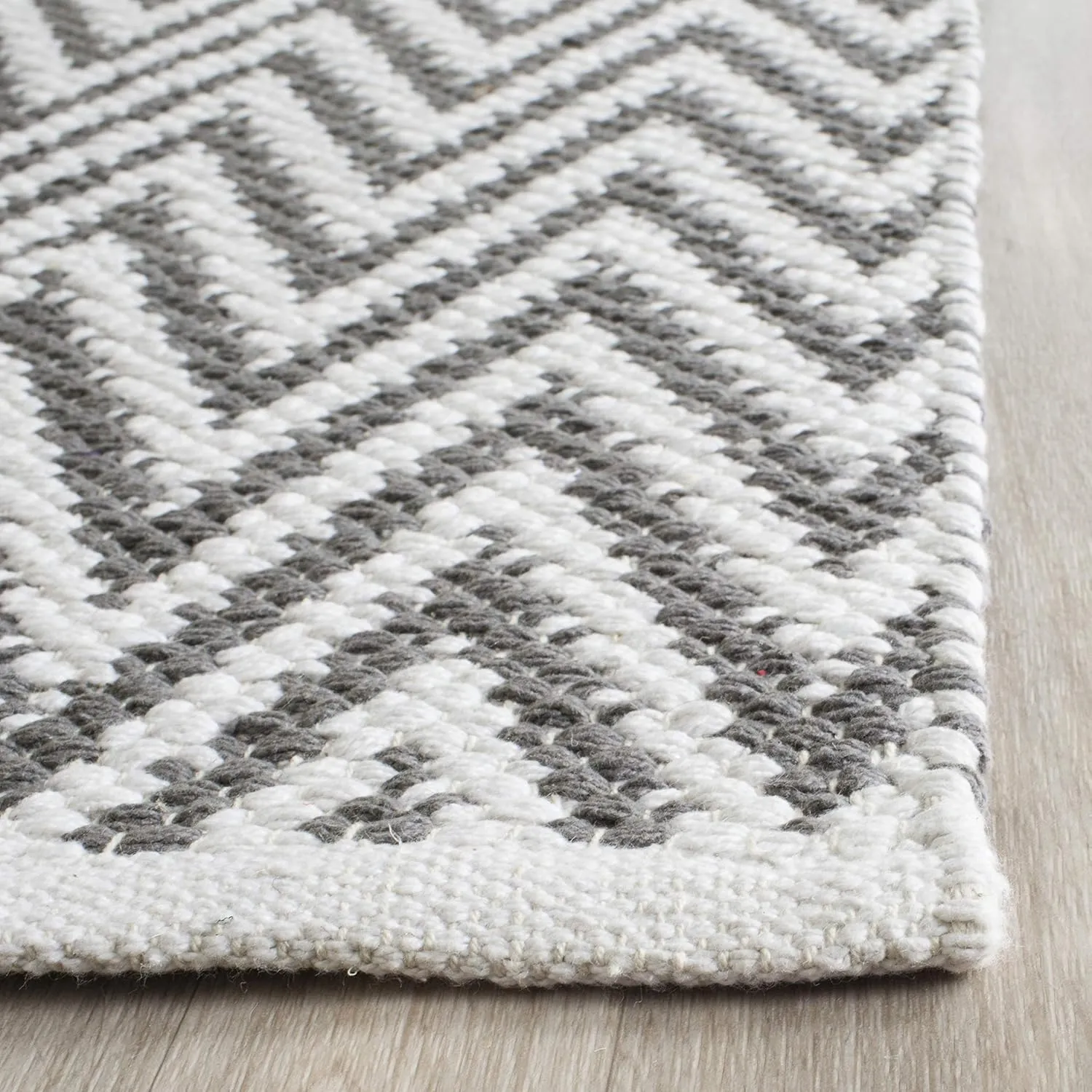 SAFAVIEH Montauk Collection Runner Rug - 2'3" x 7', Grey & Ivory, Handmade Chevron Cotton, Ideal for High Traffic Areas in Living Room, Bedroom (MTK812A)