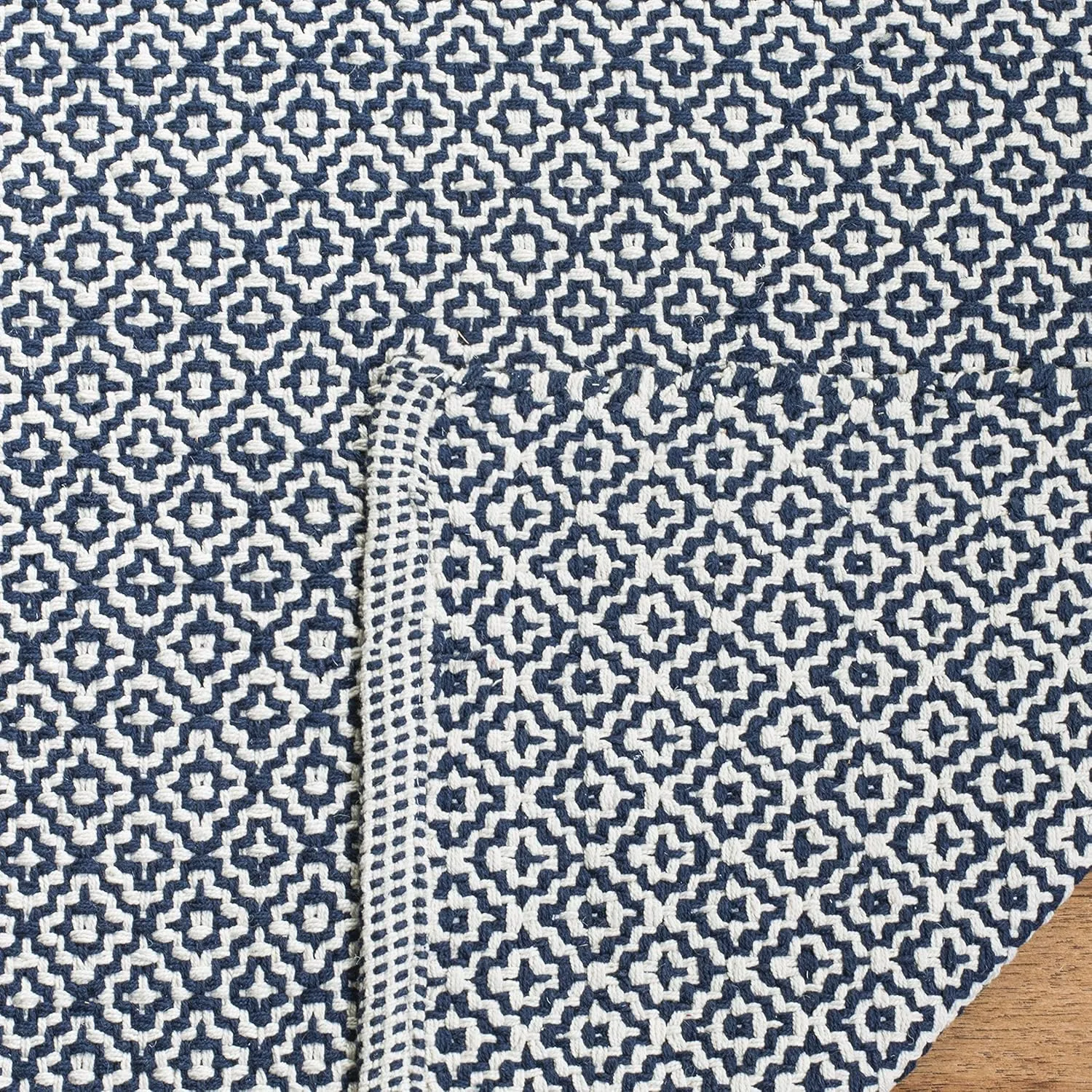 SAFAVIEH Montauk Collection Runner Rug - 2'3" x 7', Ivory & Navy, Handmade Cotton, Ideal for High Traffic Areas in Living Room, Bedroom (MTK717H)