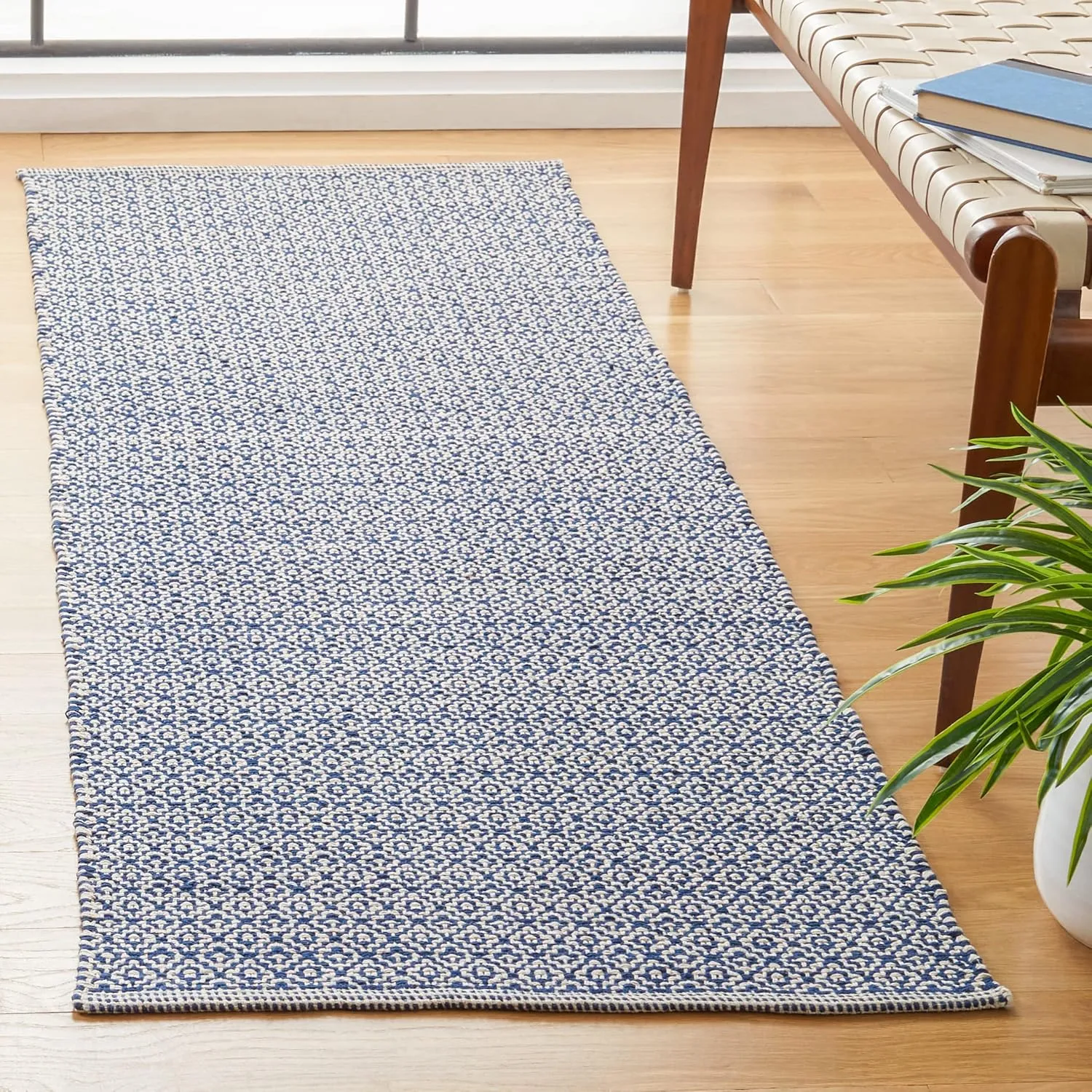 SAFAVIEH Montauk Collection Runner Rug - 2'3" x 7', Ivory & Navy, Handmade Cotton, Ideal for High Traffic Areas in Living Room, Bedroom (MTK717H)