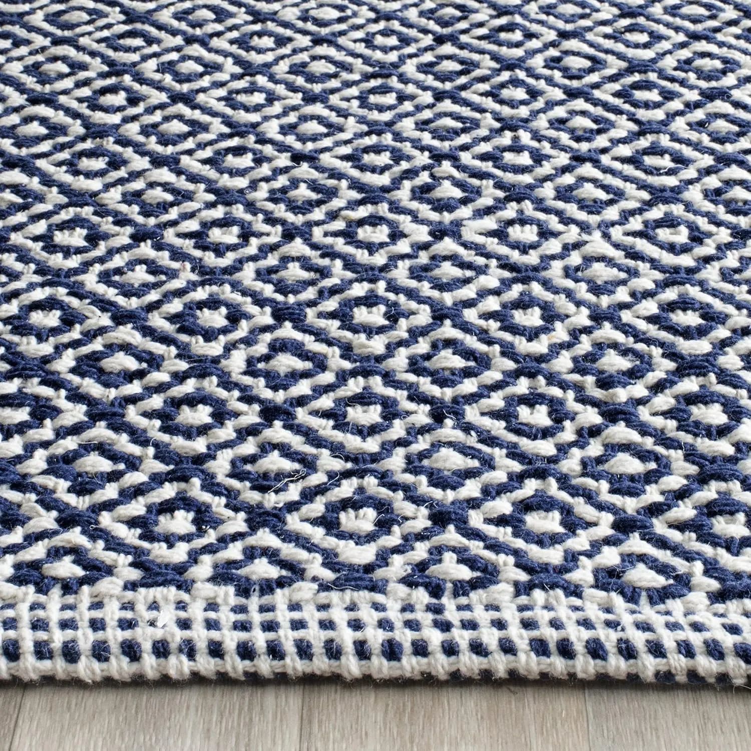 SAFAVIEH Montauk Collection Runner Rug - 2'3" x 7', Ivory & Navy, Handmade Cotton, Ideal for High Traffic Areas in Living Room, Bedroom (MTK717H)