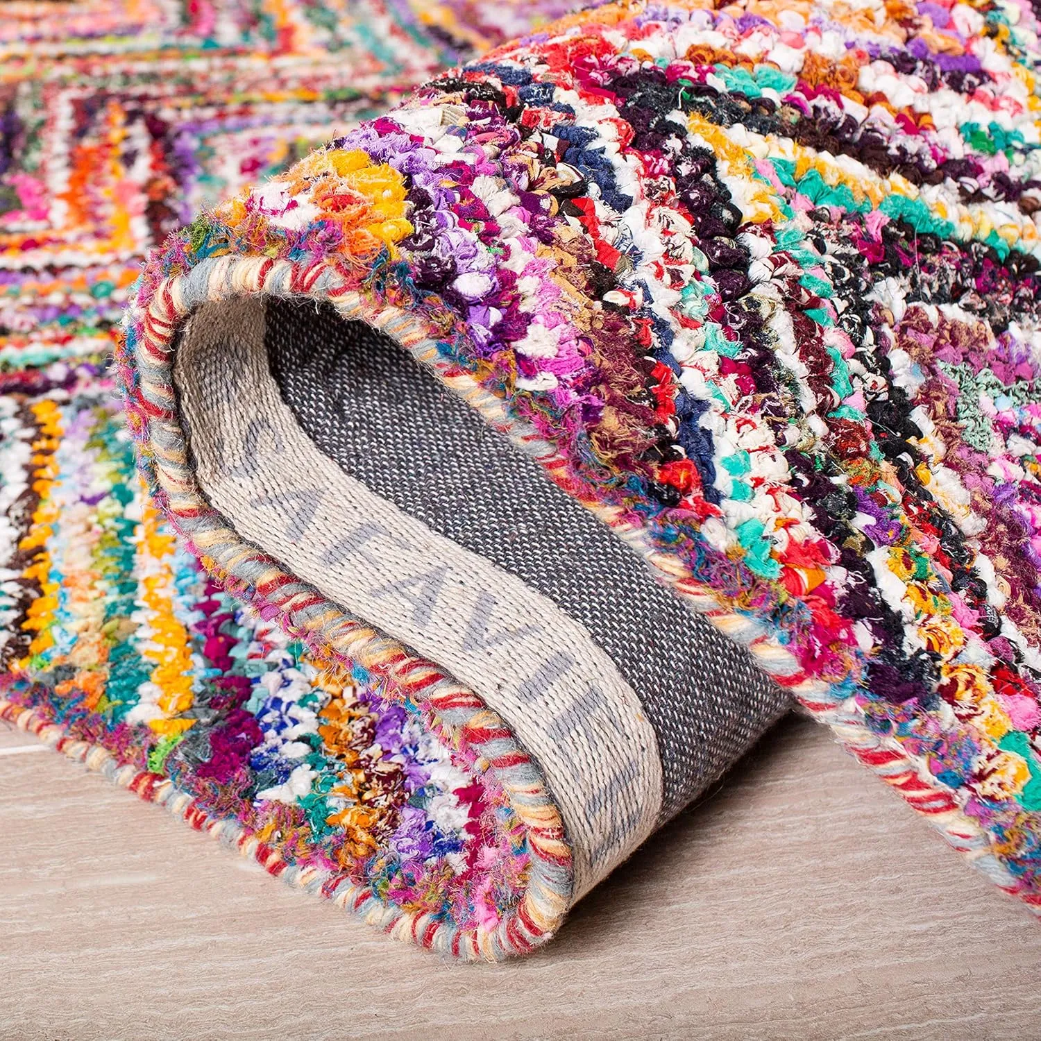 SAFAVIEH Nantucket Collection Accent Rug - 2'3" x 4', Multi, Handmade Boho Chevron Cotton, Ideal for High Traffic Areas in Entryway, Living Room, Bedroom (NAN311A)