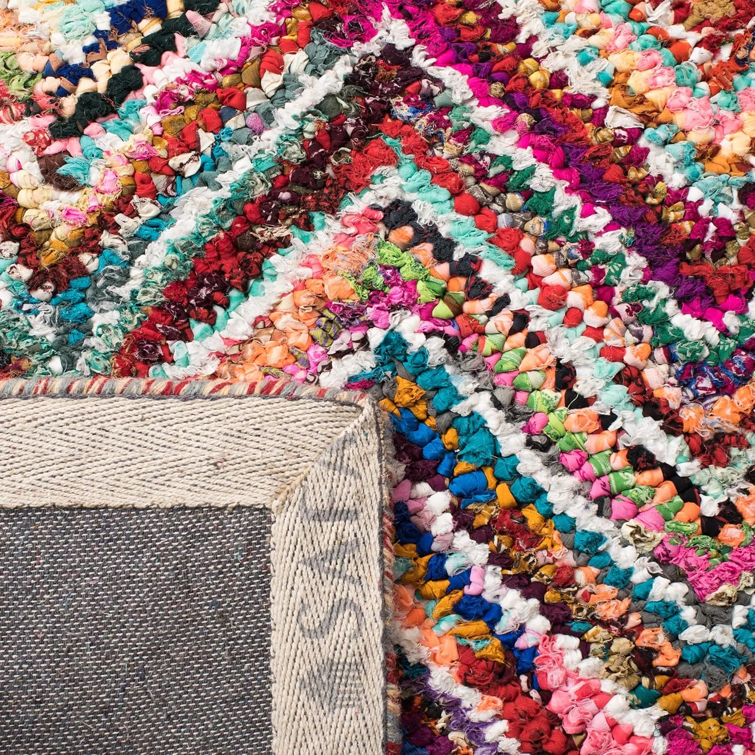 SAFAVIEH Nantucket Collection Accent Rug - 2'3" x 4', Multi, Handmade Boho Chevron Cotton, Ideal for High Traffic Areas in Entryway, Living Room, Bedroom (NAN311A)