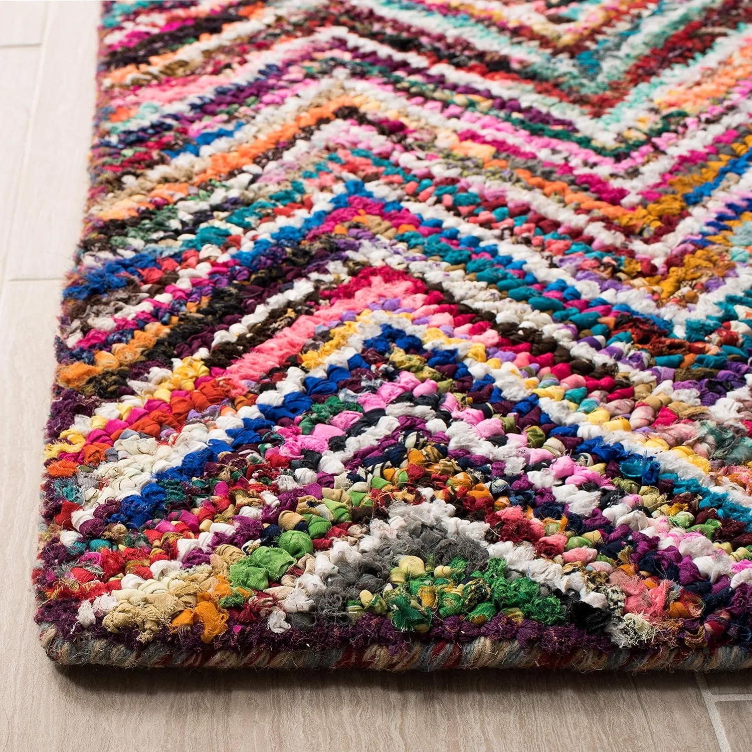 SAFAVIEH Nantucket Collection Accent Rug - 2'3" x 4', Multi, Handmade Boho Chevron Cotton, Ideal for High Traffic Areas in Entryway, Living Room, Bedroom (NAN311A)